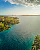 Panoramablick aus der Luft auf die Adria und die Insel Brac, Kroatien.