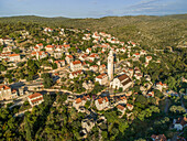Panoramablick auf das traditionelle dalmatinische Dorf Lozisca, Insel Brac, Kroatien.