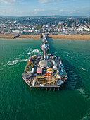 Luftaufnahme des Brighton Palace Pier entlang der Küstenlinie mit Blick auf den Ärmelkanal in Brighton, England, Vereinigtes Königreich