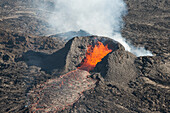 Luftaufnahme eines kleinen Kraters mit spuckender Lava während des größten Vulkanausbruchs in Island seit 1784, fotografiert im September 2014 aus einem Hubschrauber, Holuhraun, Hochland von Island