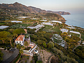 Luftaufnahme der ruhigen Mittelmeerküste mit Bergen, Feldern und Wald, Maro, Andalusien, Spanien.