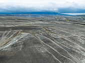 Luftaufnahme des mit Tephra bedeckten Westhangs des Vulkans Hekla, Island.