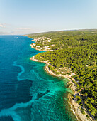 Luftaufnahme der Adria und der Küstenlinie der Insel Brac, Sutivan, Kroatien.