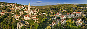 Panoramablick auf das traditionelle dalmatinische Dorf Lozisca, Insel Brac, Kroatien.