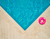 Luftaufnahme eines Schwimmbads und eines aufblasbaren Rings in Sumartin, Brac, Kroatien.