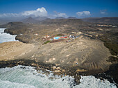 Luftaufnahme der vulkanischen Landschaft an der Punta Guadalupe auf Fuerteventura, Kanarische Inseln.