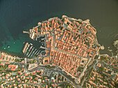 Luftaufnahme der Altstadt von Dubrovnik (Kroatien), einer beliebten Touristenattraktion an der Adria.