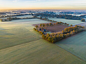 Luftaufnahme eines Bauernhofs und von Wiesen nach einer Frostnacht auf dem Lande, Lattrop-Breklenkamp, Twente, Overijssel, Niederlande
