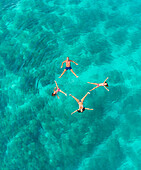 Luftaufnahme einer 4-köpfigen Familie beim Spielen im adriatischen Meer, Sutivan, Kroatien.