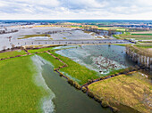 Luftaufnahme von teilweise überfluteten und gefrorenen Überschwemmungsgebieten bei Hochwasser der Maas, Koornwaard, Empel, Noord-Brabant, Niederlande