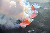 Luftaufnahme des Kraters mit spuckender Lava, Rauch und Gasen während des größten Vulkanausbruchs in Island seit 1784, fotografiert im September 2014 von einem Hubschrauber aus, Holuhraun, Hochland von Island