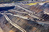 Luftaufnahme eines Kohletagebaus mit schweren Maschinen und kurvenreichen Straßen, Hunter Valley, New South Wales, Australien