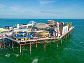 Brighton, Großbritannien - 07. Mai 2023: Luftaufnahme des Brighton Palace Pier entlang der Küstenlinie mit Blick auf den Ärmelkanal in Brighton, England, Vereinigtes Königreich.