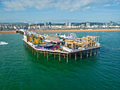 Luftaufnahme des Brighton Palace Pier entlang der Küstenlinie mit Blick auf den Ärmelkanal in Brighton, England, Vereinigtes Königreich