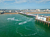 Luftaufnahme eines Motorboots am Brighton Palace Pier mit Blick auf den Ärmelkanal in Brighton, England, Vereinigtes Königreich