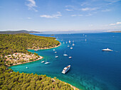 Luftaufnahme von Booten, die in der Adria vor der Küste Kroatiens vertäut sind.