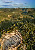 Panoramablick auf Steinbruch, weißen Brac-Stein und Hügel, Insel Brac, Kroatien.