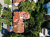 Luftaufnahme eines Paares beim Frühstück auf der Dachterrasse. Ein lustiges Konzept für Menschen, die in der Stadt leben.