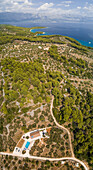 Panoramablick auf die Insel Brac, Villa und Berge, Sumartin, Kroatien.