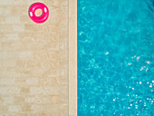 Luftaufnahme eines Schwimmbads und eines aufblasbaren Rings in Sumartin, Brac, Kroatien.