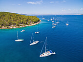 Luftaufnahme von Booten, die in der Adria vor der Küste Kroatiens vertäut sind.