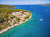 Luftaufnahme von Booten, die in der Adria vor der Küste Kroatiens vertäut sind.