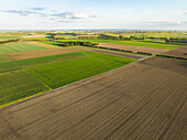 Luftaufnahme von Ackerland und landwirtschaftlichen Flächen in der Landschaft mit Abendlicht, Tholen, Niederlande.