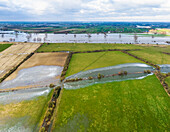 Luftaufnahme von teilweise überfluteten und gefrorenen Überschwemmungsgebieten bei Hochwasser der Maas, Koornwaard, Empel, Noord-Brabant, Niederlande
