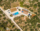 Luftaufnahme einer Villa mit Schwimmbad, Sumartin, Insel Brac, Kroatien.