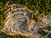 Luftaufnahme eines Steinbruchs, weißer berühmter Brac-Stein und Bäume, Insel Brac, Kroatien.
