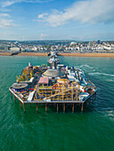Luftaufnahme des Brighton Palace Pier entlang der Küstenlinie mit Blick auf den Ärmelkanal in Brighton, England, Vereinigtes Königreich