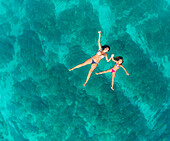 Luftaufnahme einer Frau und eines jungen Mädchens beim Schwimmen im Meer, Insel Brac, Kroatien.