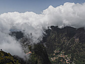 Luftaufnahme einer Bergkette mit tief hängenden Wolken auf der Insel Madeira, Portugal.