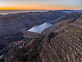 Luftaufnahme des Chabrouh-Damms bei Sonnenuntergang in den Bergen, Faraya, Libanon