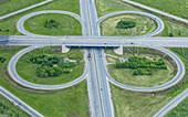 Luftaufnahme einer modernen Autobahnkreuzung mit kurvenreichen Straßen und einem Kreisverkehr, Gebiet Saratow, Russland.