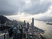 Luftaufnahme der atemberaubenden Skyline und der Wolkenkratzer über einer belebten Stadt mit Hafen, Hongkong Central, Hongkong