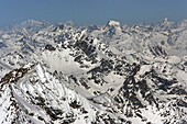 Luftaufnahme der schneebedeckten Gipfel des Elbrus im majestätischen Kaukasusgebirge, Kabardino Balkar Republik, Russland.