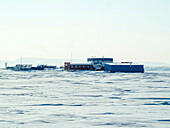 Luftaufnahme des ruhigen und unberührten, mit Schnee und Eis bedeckten Verkhoyansk-Gebirges, Republik Sacha, Russland.