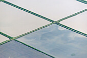 Luftaufnahme von ruhigen Reisfeldern mit geometrischen Mustern und Spiegelungen im Wasser, Region Krasnodar, Russland.