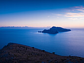 Luftaufnahme der schönen Insel Capri bei Sonnenuntergang mit ruhigem Meer und heiterem Himmel, Massa Lubrense, Italien.