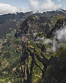 Luftaufnahme einer Bergkette mit tief hängenden Wolken auf der Insel Madeira, Portugal.