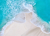 Luftaufnahme des schönen Sandstrands und des azurblauen Ozeans mit ruhigen Wellen, Vashafaru, Malediven.