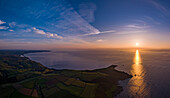 Luftaufnahme von South Devon bei Sonnenaufgang, Kingsbridge, England.
