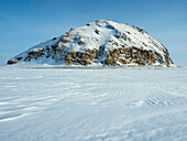 Luftaufnahme des majestätischen, mit Schnee und Eis bedeckten Verkhoyansk-Gebirges, Republik Sacha, Russland.