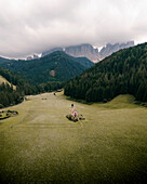 Luftaufnahme von Val di Funes Dolomiti, Südtirol, Italien.