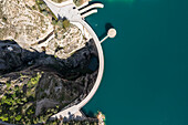 Luftaufnahme des Staudamms am See Embalse de Quentar in der Nähe von Granada, Andalusien, Spanien.
