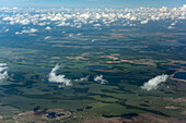 Luftaufnahme einer ruhigen ländlichen Landschaft mit weiten Feldern und ruhigen Wolken, Nikitino, Kurgan Oblast, Russland.