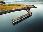Luftaufnahme einer stillgelegten Seebrücke an der Küste Islands.