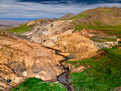 Luftaufnahme der Trolladyngja-Schlucht, umgeben von majestätischen Bergen und zerklüftetem Terrain, Grindavik, Island.