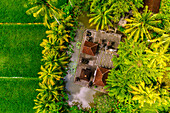 Luftaufnahme des traditionellen Hindu-Tempels in den Reisfeldern von Penarungan, Bali.